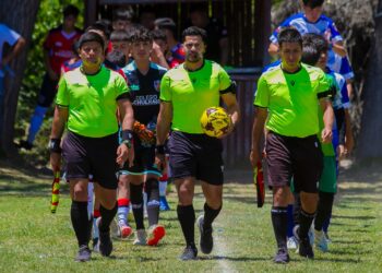 Dos boconeses logran ser árbitros de fútbol en Chile