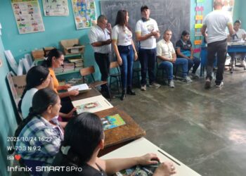 Asociación de adultos mayores donó libros a escuela de Boconó 