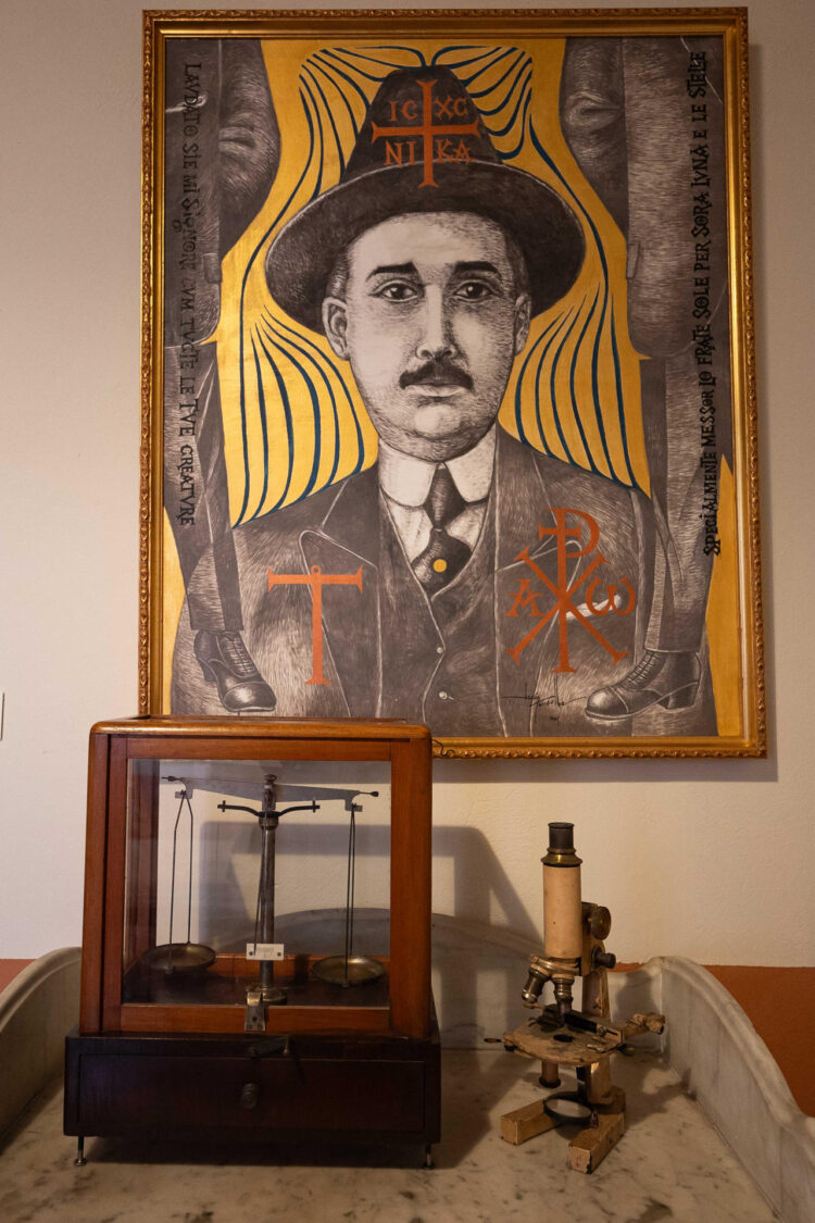 Fotografía del 16 de octubre del 2025 que muestra una imagen y objetos en la casa de San José Gregorio Hernández, en Caracas (Venezuela). EFE/ Ronald Pena R