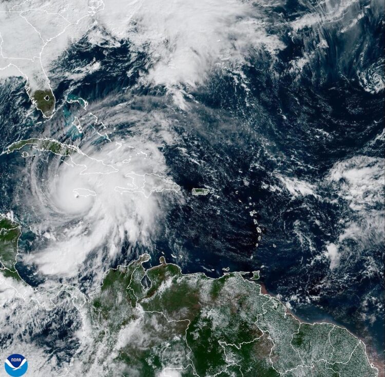 Fotografía satelital cedida donde se muestra la localización del huracán Melissa en el mar del Caribe. EFE/NOAA-NHC