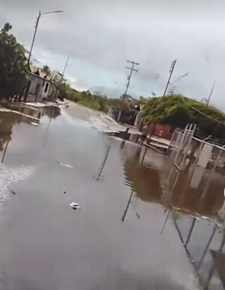 Calle principal de Moporo inundada.