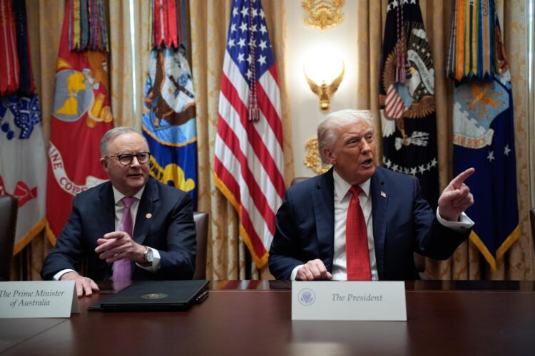 El presidente de EE.UU., Donald Trump (d), habla junto al primer ministro australiano, Anthony Albanese (i), en Washington, el 20 de octubre de 2025. EFE/YURI GRIPAS / POOL