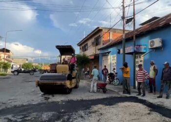 Colocado asfalto en avenida Las Flores de Sabana de Mendoza