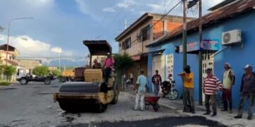 Colocado asfalto en avenida Las Flores de Sabana de Mendoza