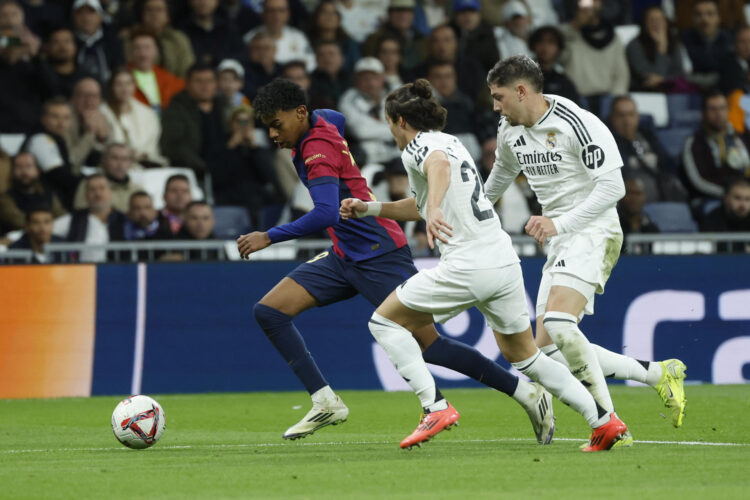 El delantero del FC Barcelona Lamine Yamal (i) en el clásico del año pasado jugado el estadio Santiago Bernabéu, en Madrid en foto de archivo de Juanjo Martín. EFE