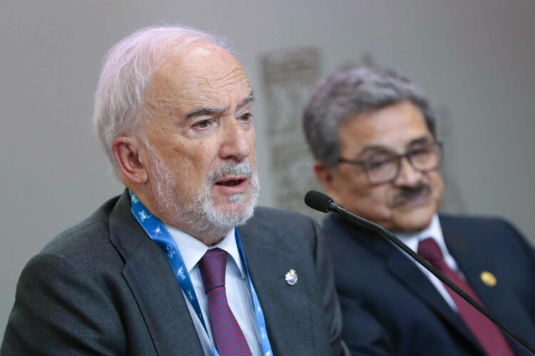 El director de la Real Academia Española (RAE), Santiago Muñoz Machado, habla en una rueda de prensa de presentación del X Congreso de la Lengua Española este lunes, en Arequipa (Perú). EFE/ Paolo Aguilar