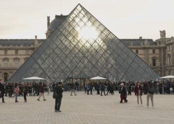 Los investigadores del robo del Louvre tiene más de 150 pruebas que dejaron los ladrones