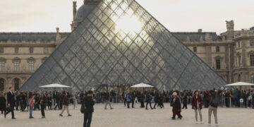 Los investigadores del robo del Louvre tiene más de 150 pruebas que dejaron los ladrones