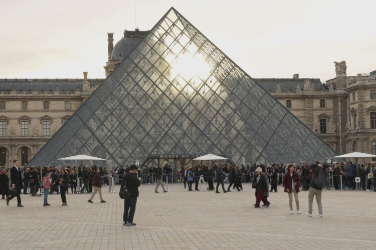 Este miércoles el museo del Louvre de París, el más visitado del mundo, abrió sus puertas de nuevo, tras el robo de joyas que sufrió el domingo y que le obligó a cerrar las puertas a los visitantes. Las puertas del museo abrieron a las 9.00, como es habitual, en un momento en que cientos de personas estaban ya haciendo cola en el acceso de la pirámide. El Louvre había puntualizado el martes que esa apertura no sería completa, ya que la Galería de Apolo en la que se produjo el robo permanecerá cerrada "un cierto tiempo".- EFE/ Edgar Sapiña Manchado.