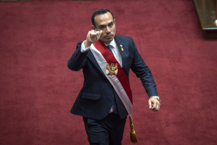 El presidente interino de Perú, José Jerí Oré, tras jurar su cargo ante el Pleno del Congreso este jueves en Lima, (Perú). EFE/ John Reyes Mejía