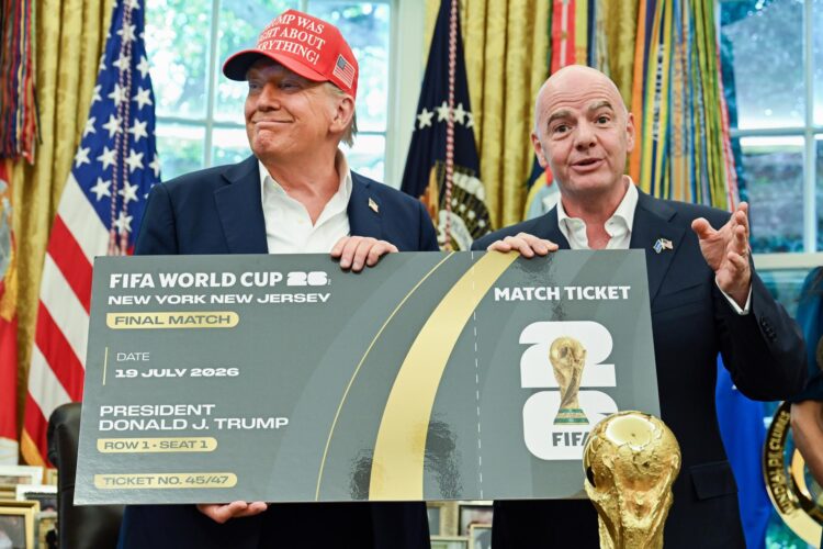 Fotografía de Annabelle Gordon / POOL, en la que puede verse en una imagen de archivo del 22 de agosto de 2025 al presidente de Estados Unidos, Donald Trump (i), y al presidente de la FIFA, Gianni Infantino (d), mostrando en la Casa Blanca un modelo de entrada para el Mundial 2026. EFE