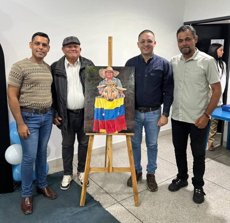 El homenajeado Hildebrando Salas junto a Rafael García, Alcalde Keiver Peña y Jhonny Marín.