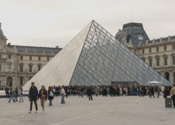 Uno de los detenidos por el Louvre no fue consciente de la gravedad del caso, dice su abogada