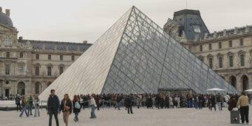Uno de los detenidos por el Louvre no fue consciente de la gravedad del caso, dice su abogada