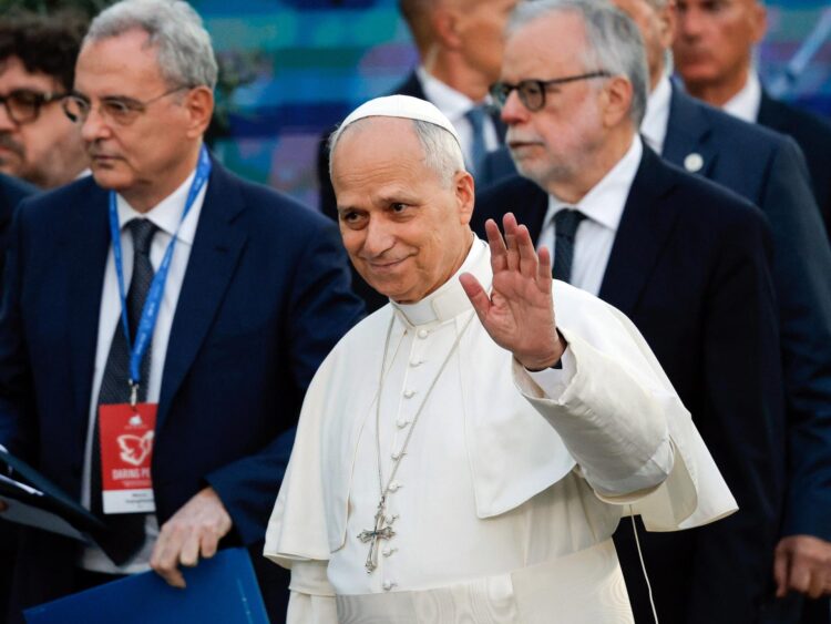 El Papa León XIV (C) asiste a la ceremonia de clausura del Encuentro Internacional de Diálogo y Oración por la Paz de la Comunidad de Sant'Egidio en el Coliseo, en Roma, Italia, el 28 de octubre de 2025. (Papa, Italia, Roma) EFE/EPA/GIUSEPPE LAMI