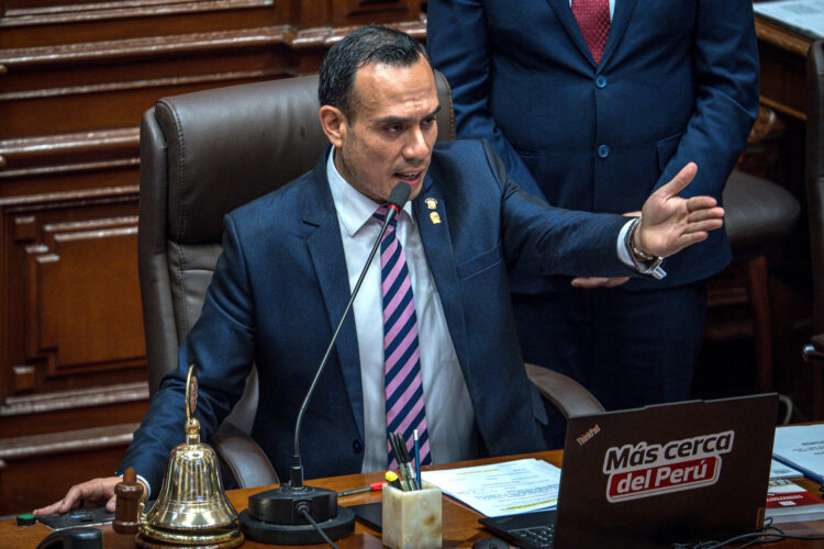 El abogado y congresista de 38 años José Jerí (1986) se convirtió en la madrugada del viernes en el nuevo presidente interino de Perú. EFE/ John Reyes Mejia