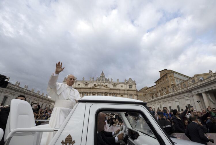 El papa Leon XIV saluda a los asistentes a la audiencia de este miércoles en la plaza de San Pedro EFE/EPA/MASSIMO PERCOSSI