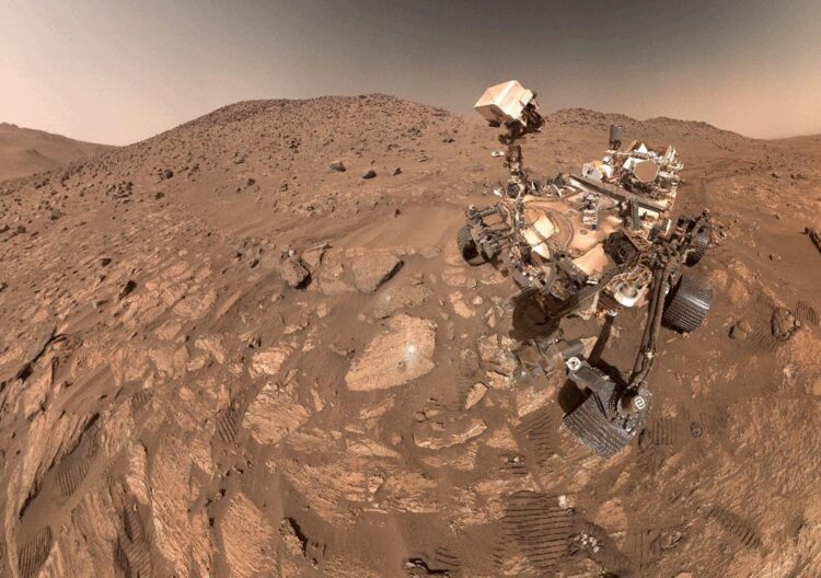 Autorretrato del rover Perseverance de la NASA en el cráter Jezero de Marte, donde ha encontrado unas piedras que que podrían indicar que, hace miles de millones de años, unas reacciones químicas podrían haber sustentado vida microbiana. Crédito: NASA/JLP-Caltech/MSSS