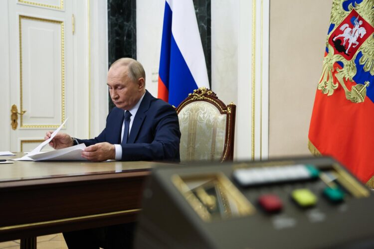 - El presidente ruso, Vladimir Putin, preside una reunión del gobierno a través de una videoconferencia en Moscú, Rusia, 29 de octubre de 2025. (Rusia, Moscú) EFE/EPA/ALEXANDER KAZAKOV/SPUTNIK/KREMLIN / POOL MANDATORY CREDIT