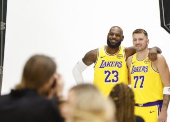 Nuevos dueños y un mismo sueño: los Lakers, a la caza del anillo cueste lo que cueste