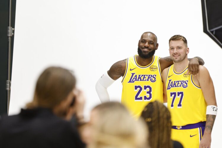 LeBron James y Luka Doncic durante el día de medios de los Angeles Lakers el pasado 29 de septiembre. EFE/EPA/CAROLINE BREHMAN SHUTTERSTOCK OUT