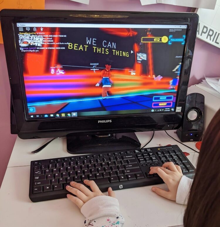 Fotografía de archivo en donde se ve a una niña mientras juega Roblox. EFE/EMILY FLYNN