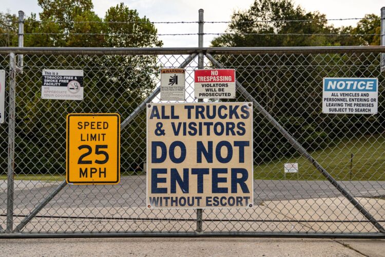 Señalización de seguridad y advertencia en Accurate Energetic Systems después de que una explosión dejó al menos 19 personas desaparecidas según funcionarios en McEwen, Tennessee, EE. UU., el 10 de octubre de 2025. EFE/EPA/Martin B. Cherry