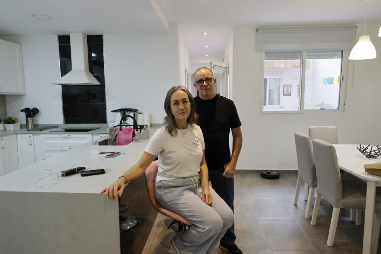 Mari Carmen Iglesias perdió a su tía durante la dana del 29 de octubre, una riada que también les dejó a ella y a su familia sin casa, de la que solo sobrevivieron las paredes, y aunque un año después ya está reconstruida, reconoce a EFE que el vacío de recuerdos la mantiene fría y sin "calor de hogar". En la imagen Mari Camen junto a su marido. EFE/Kai Försterling