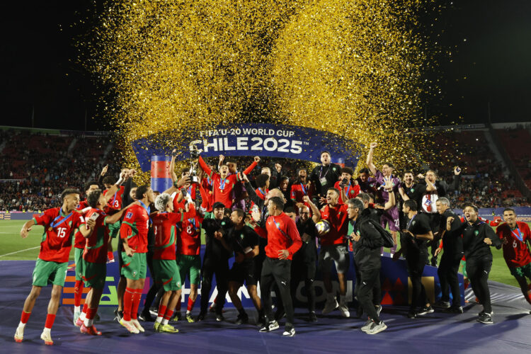 Jugadores de Marruecos levantan el trofeo de campeones del Mundial Sub-20 tras derrotar 2-0 a Argentina, en la final disputada en el estadio Nacional Julio Martínez Prádanos en Santiago (Chile). EFE/ Elvis González