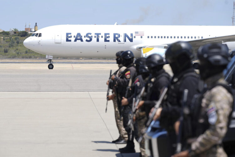 Fotografía cedida este miércoles por Prensa del Ministerio de Interior, Justicia y Paz, donde se observa un avión procedente de Estados Unidos aterrizando en el aeropuerto internacional Simón Bolívar, en Maiquetia (Venezuela). EFE/Ministerio De Interior, Justicia y Paz