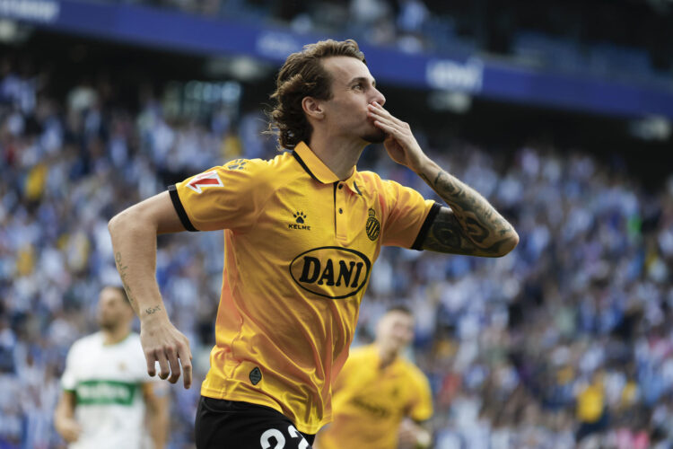 El defensa del RCDE Espanyol Carlos Romero celebra su gol ante el Elche durante el partido de la jornada 10 de la LaLiga entre el Espanyol y el Elche, este sábado en el RCDE Stadium en Barcelona.-EFE/ Toni Albir