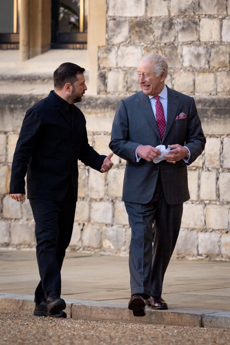 - El rey Carlos III (d) del Reino Unido recibe este viernes al presidente ucraniano, Volodímir Zelenski (i), en el castillo de Windsor, a las afueras de Londres, antes del comienzo de la reunión de la Coalición de Voluntarios, para abordar la ayuda a Ucrania. EFE/ PA Wire/Casa Real británica / Aaron Chown / SOLO USO EDITORIAL/SOLO DISPONIBLE PARA ILUSTRAR LA NOTICIA QUE ACOMPAÑA (CRÉDITO OBLIGATORIO)