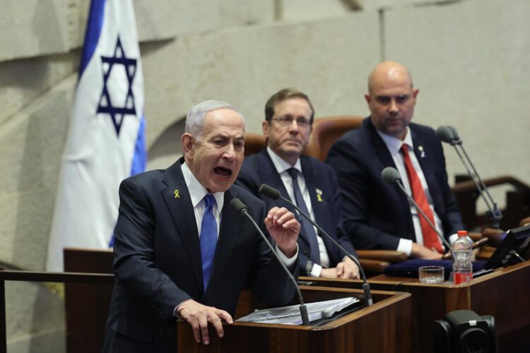 El primer ministro de Israel, Benjamin Netanyahu, pronuncia un discurso en la apertura de la sesión de invierno del parlamento israelí, la Knesset, en Jerusalén, el 20 de octubre de 2025. (Jerusalén) EFE/EPA/ABIR SULTAN