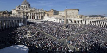 Miles de venezolanos celebran en el Vaticano la proclamación de sus dos primeros santos