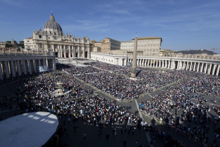 Miles de fieles asisten a la misa de canonización de siete nuevos santos, entre ellos los venezolanos José Gregorio Hernández, médico laico, y Carmen Rendiles, religiosa, los primeros de Venezuela, celebrada por el papa León XIV en la Plaza de San Pedro, en el Vaticano, el 19 de octubre de 2025. EFE/EPA/MASSIMO PERCOSSI