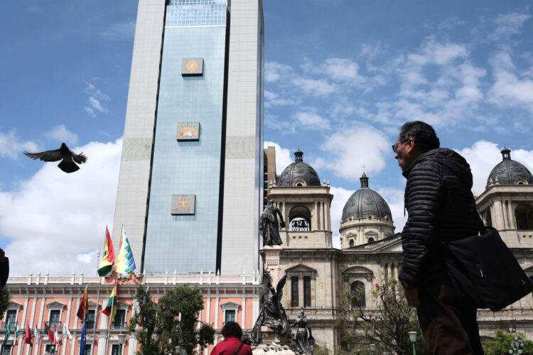 Fotografía del 10 de octubre de 2025 de un hombre observando la Casa Grande del Pueblo y el Palacio de Gobierno en La Paz (Bolivia). EFE/ Luis Gandarillas