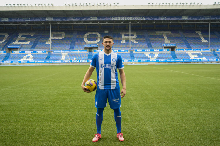 VITORIA, 03/01/2025.- El central argentino Facundo Garcés en el campo de Mondizorroza durante su presentación como nuevo jugador del Deportivo Alavés, este viernes.  EFE/ Adrian Ruiz Hierro