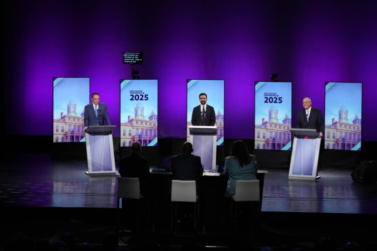 El candidato independiente y exgobernador de Nueva York, Andrew Cuomo; el candidato republicano, Curtis Sliwa, y el candidato demócrata, Zohran Mamdani. EFE/HIROKO MASUIKE