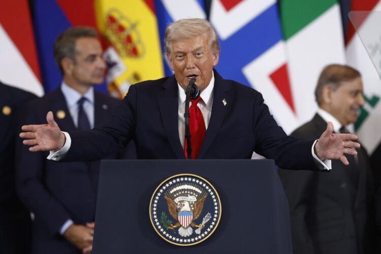 El presidente de Estados Unidos, Donald Trump, pronuncia un discurso en la Cumbre de Paz de Gaza en Sharm El-Sheikh, Egipto, el 13 de octubre de 2025. EFE/EPA/Yoan Valat / POOL