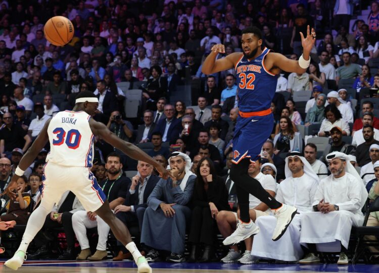 El jugador de los New York Knicks Karl-Anthony Towns (d) y Adem Bona, de los Philadelphia 76ers, durante el partido amistoso qie jha jugado en Abu Dabi, Emiratos Árabes Unidos. EFE/EPA/ALI HAIDER