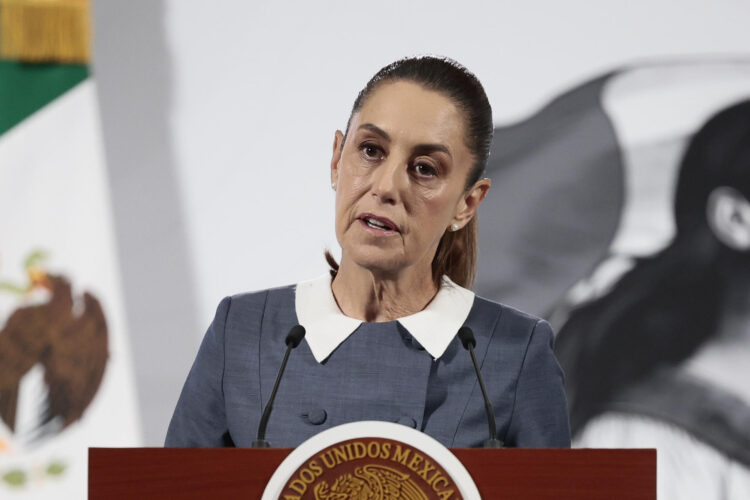 La presidenta de México, Claudia Sheinbaum, habla durante una rueda de prensa este miércoles, en Palacio Nacional de la Ciudad de México (México). EFE/José Méndez