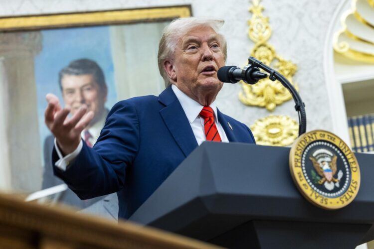 El presidente de Estados Unidos, Donald Trump, al intervenir este viernes, 10 de octubre, durante una conferencia de prensa, en el Despacho Oval de la Casa Blanca, en Washington DC (EE.UU.). EFE/Shawn Thew/Pool