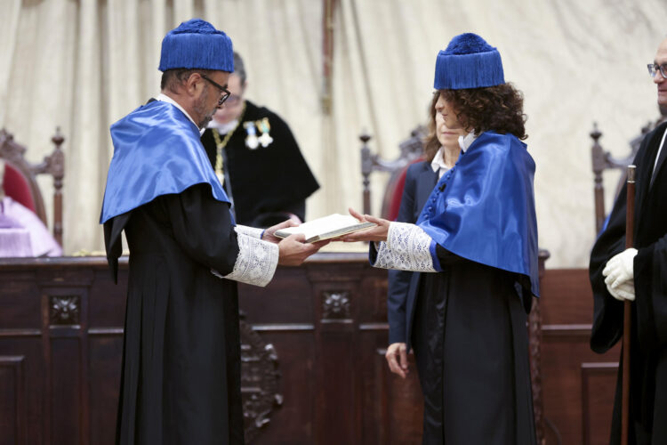 La premio nobel de Química 2020 Emmanuelle Charpentier durante su investidura este viernes como doctora 'honoris causa' por la española Universidad de Salamanca. EFE/J.M.GARCÍA