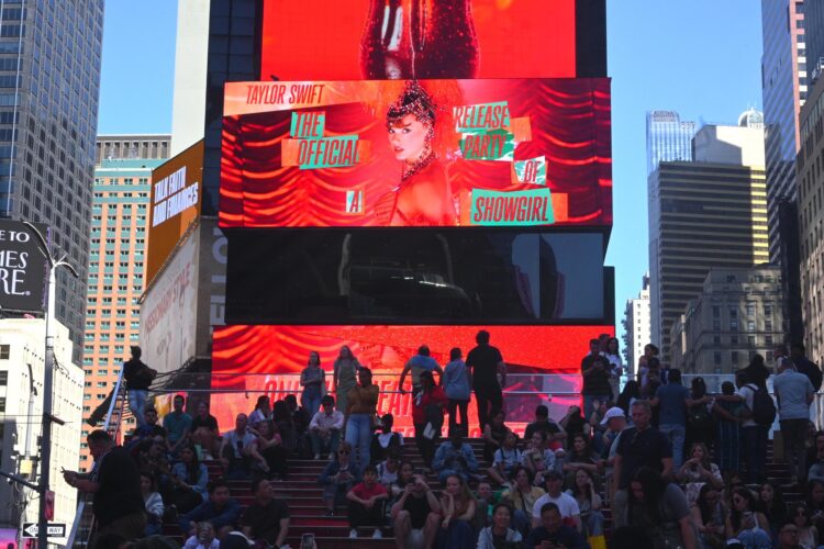 Una valla publicitaria anuncia el álbum de Taylor Swift 'The Life of a Showgirl' en Times Square en Nueva York, Nueva York, EE. UU., el 4 de octubre de 2025. EFE/EPA/John Taggart