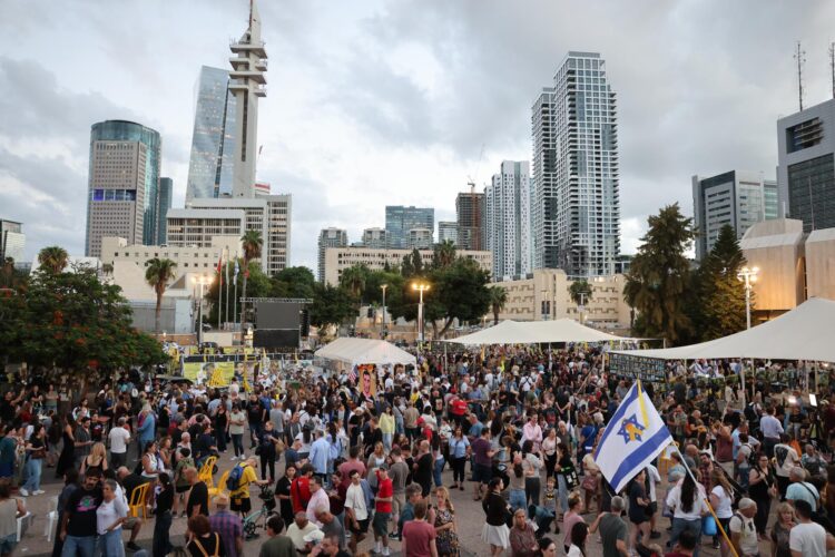 La gente celebra después de que se anuncia un acuerdo de paz en la Plaza de los Rehenes en Tel Aviv, Israel, 09 de octubre de 2025. EFE/EPA/ABIR SULTAN