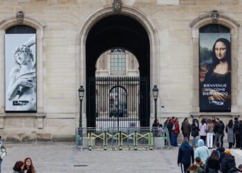 Un robo de joyas de valor incalculable en el Louvre rápido y profesional, pero con fallos