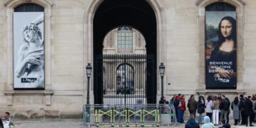 Un robo de joyas de valor incalculable en el Louvre rápido y profesional, pero con fallos