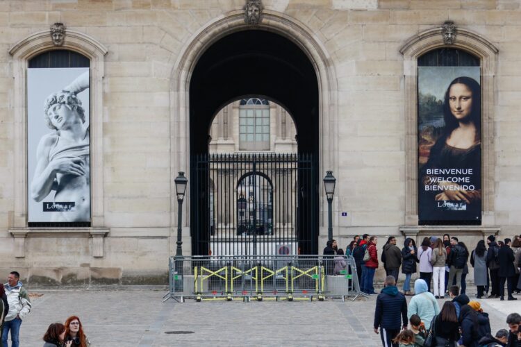 París, 19 oct (EFE).- El robo de un conjunto de joyas "de un valor patrimonial e histórico incalculable" en el Museo del Louvre este domingo por la mañana lo llevó a cabo en apenas siete minutos un comando de tres o cuatro ladrones "profesionales", pero que perdieron una parte del botín en su huida. EFE/EPA/Mohammed Badra