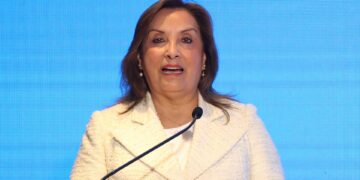 Boluarte acepta su destitución y abandona palacio presidencial sin destino conocido