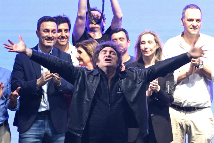 El presidente de Argentina, Javier Milei, reacciona durante el cierre de campaña del partido La Libertad Avanza este jueves, en Rosario (Argentina). Milei cerró la campaña de La Libertad Avanza para los comicios legislativos del próximo domingo con un llamado a derrotar al "comunismo" y cambiar la composición del Congreso para poder sacar adelante reformas claves en materia económica. EFE/ STR
